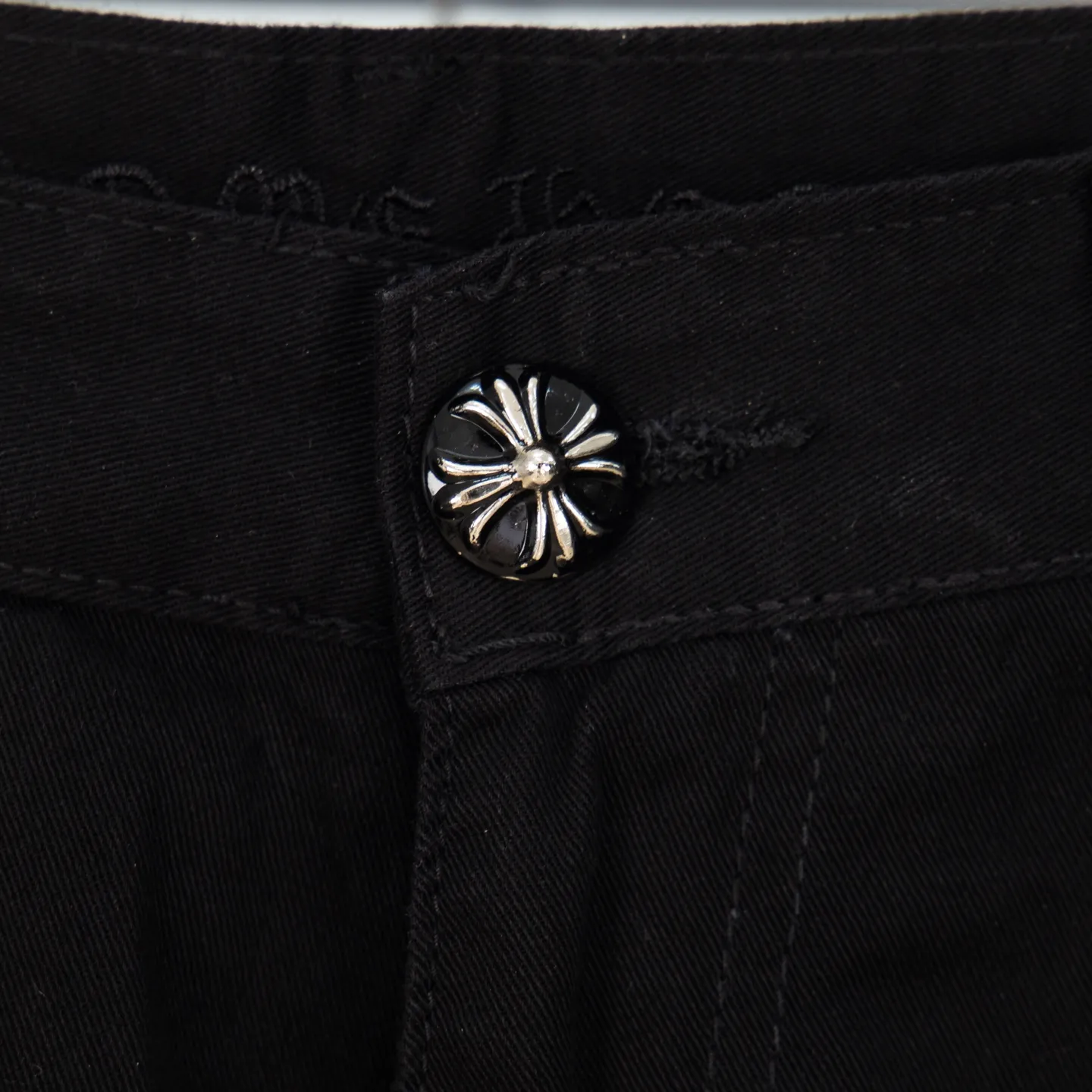 P260 Chrome Hearts Leopard Print Jeans with Black Leather and Wooden Leather Elements Washed Jeans. Really restores the ultimate vintage texture. Three-dimensional version. Loose and comfortable, not picky about the figure. Makes taller and slimmer. Factory-made. Original factory quality control. Same style for men and women. Can be matched with couples. Versatile recommendation. Must-have jeans for all seasons. Fashionistas have been disappointed. From the quality selection of fabrics, the tailoring of details, and the matching of patterns, they are all impeccable! The upper body is so handsome when worn...it can be easily worn by men, women and children! The craftsmanship is made of heavy-duty washed pure cotton denim fabric. After washing, it is soft and thick. It is very stylish when worn on the body. Style number: 1776# Color: black Size: 28 30 32 34 36
